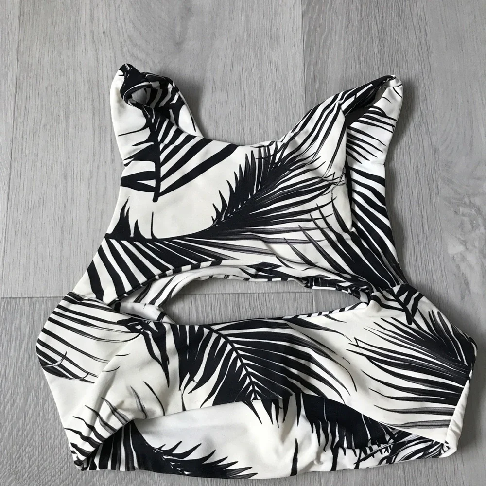 MIKOH MARRAKECH BLACK WHITE BIKINI TOP KEYHOLE HALTER SWIM TOP WOMENS SMALL